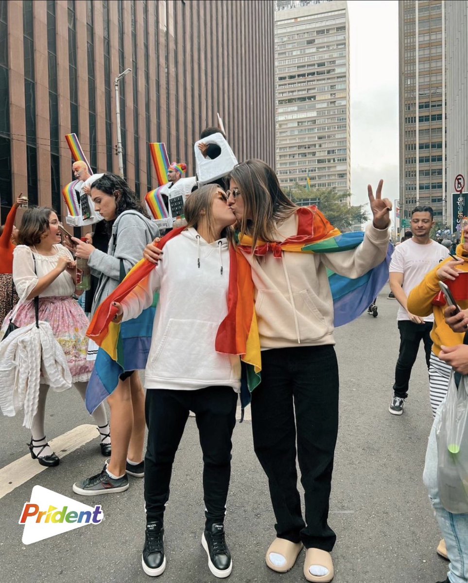 Hoje é o #DiadoOrgulho LGBTQIAP+ 🌈 Temos muito orgulho de ser quem somos e fomos convidadas pela #Prident pra curtir a Parada em SP e foi incrível❤️ @trident_brasil ##DestraveoOrgulho #DestraveoRespeito #publicidade