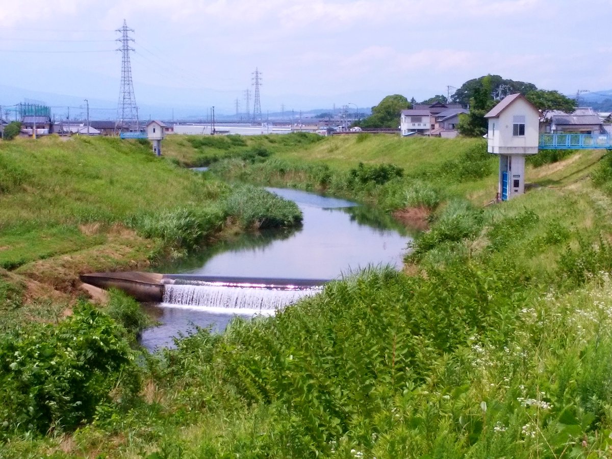 おはようございます！この方角は雲がありますが、今朝は晴れです。梅雨明けしましたが、セミの声はまだです。今日も一日お健やかにお過ごしください。