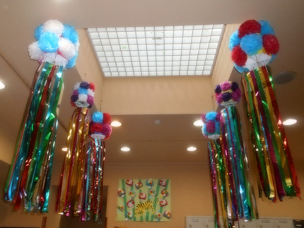 تويتر 世田谷区社会福祉事業団 على تويتر デイ ホーム弦巻 では 七夕気分を盛り上げる吹き流しの飾り付けや壁絵作りました 天の川をイメージした壁絵には 皆さんの願いを込めた短冊をのせました 綺麗ね いよいよ七夕の季節ね これからも