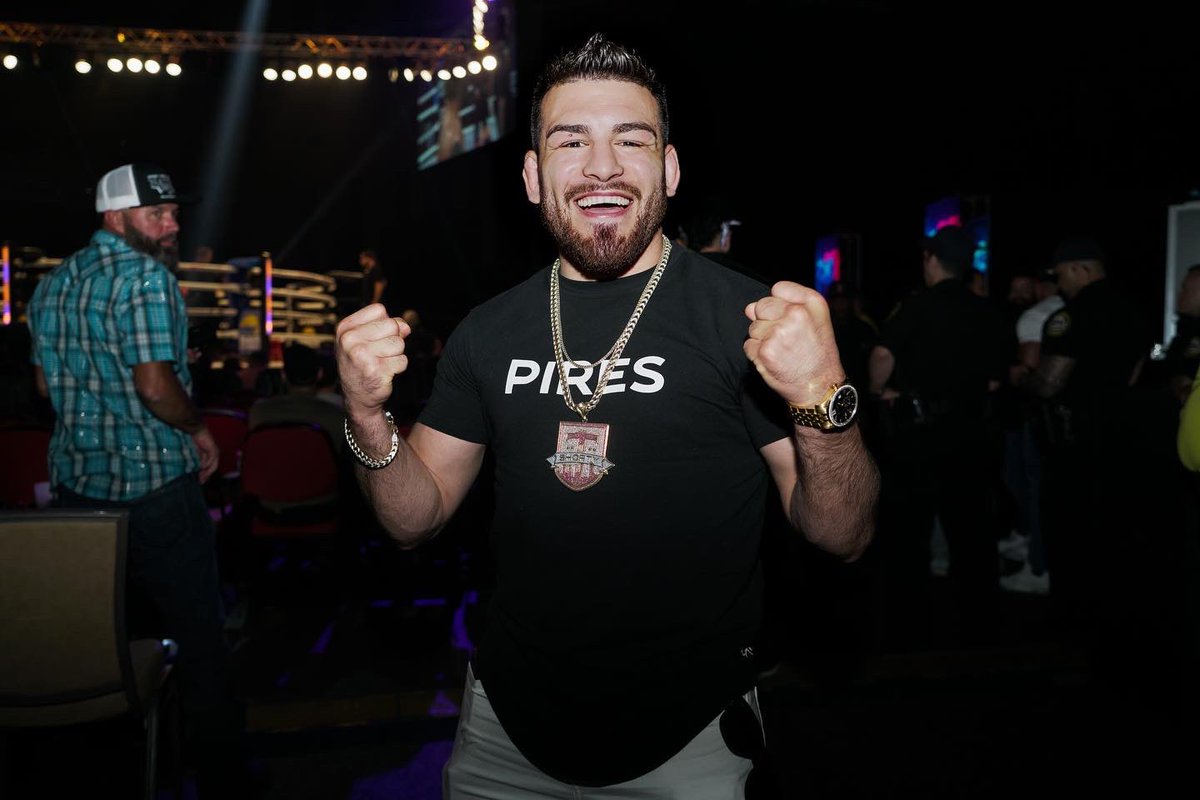 ShortyTorresMMA's tweet photo. “Bought the chain that always give me back pain”- Kanye West/ Monster #ShortySwag #Pires #ClaudiasJewelryShop #CustomChain #MarcNolan We Can, We Will, Together, We Are, #TeamShorty 📸 @klxxblatt https://t.co/OsgDjD7Byx