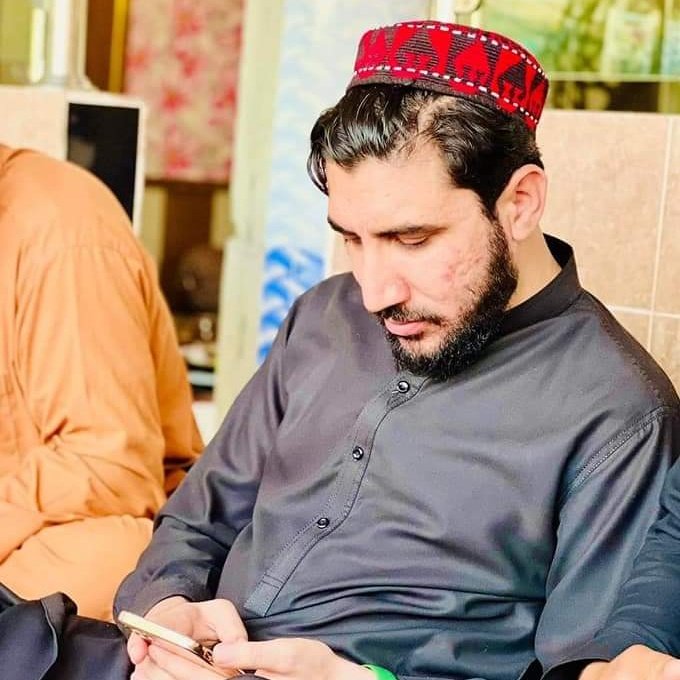 PTM_NEWS1's tweet photo. مشر منظور پشتین بھی کمال شخصیت رکھتا ہے۔ان کا ساتھ دینے والے بھی مشہور ہوجاتے ہے۔اور ان کے خلاف بھونکنے والے بھی مشہور ہوجاتے ہے 😌✌️ https://t.co/7279NiB9vc
