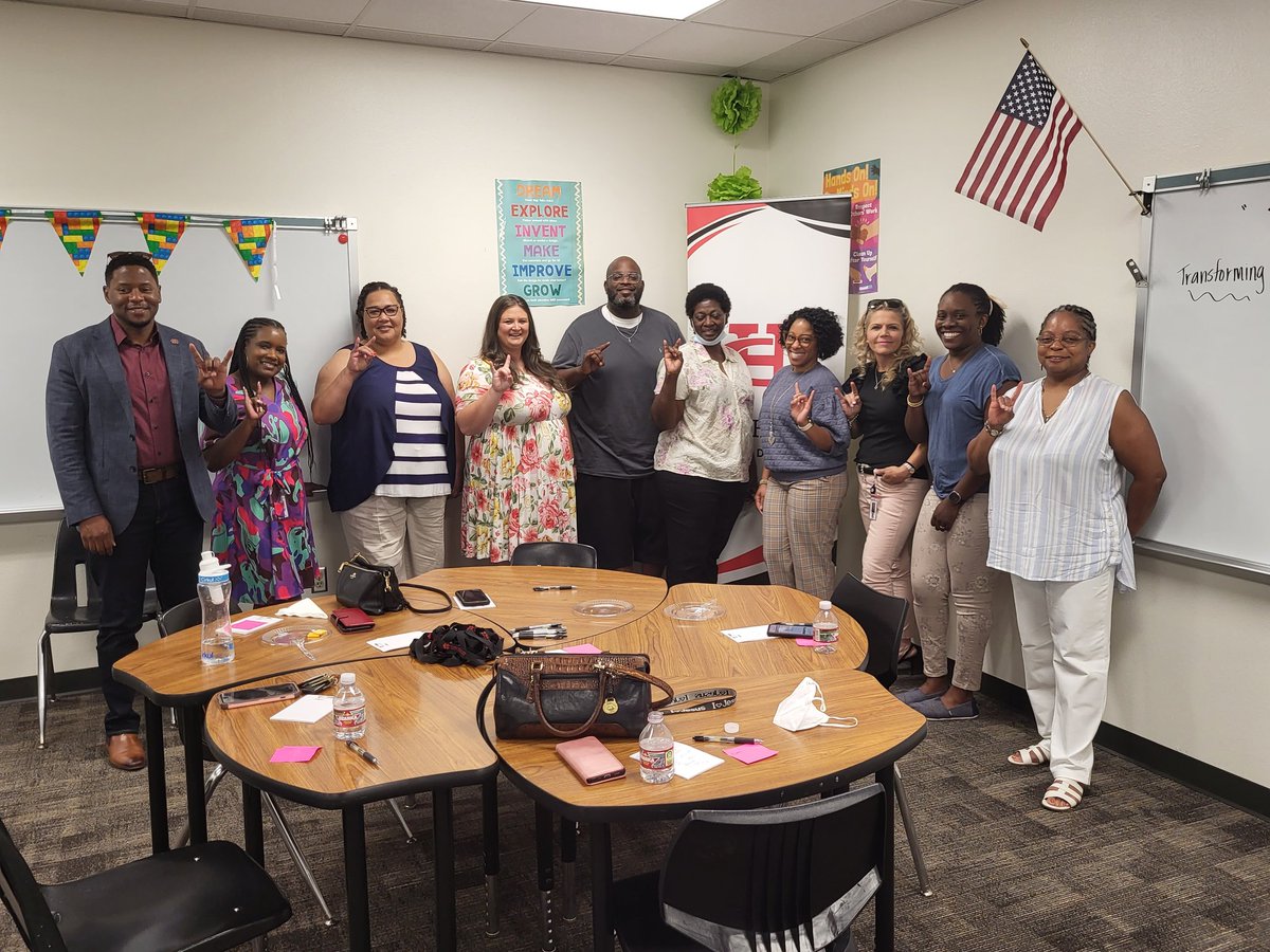 DericaTurner's tweet photo. Surround yourself with greatness and the outcome will be immeasurable! Today's Leader Meet and Greet was amazing. We're missing a few, but this team RIGHT HERE.... stay tuned. #TAPPEDIn2022 ❤️🖤🤘 https://t.co/XWTknd8kDS