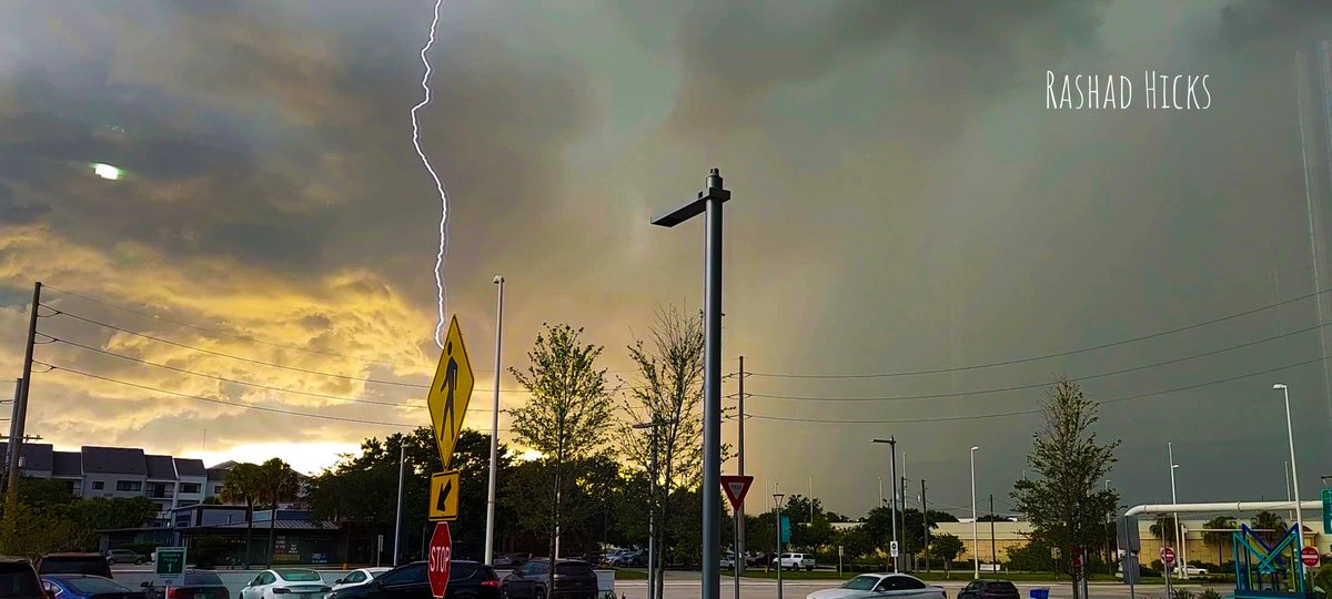 RashadHicks's tweet photo. Around 7:45 pm this evening  @DenisPhillipsWx https://t.co/3gZ9DgiNbs