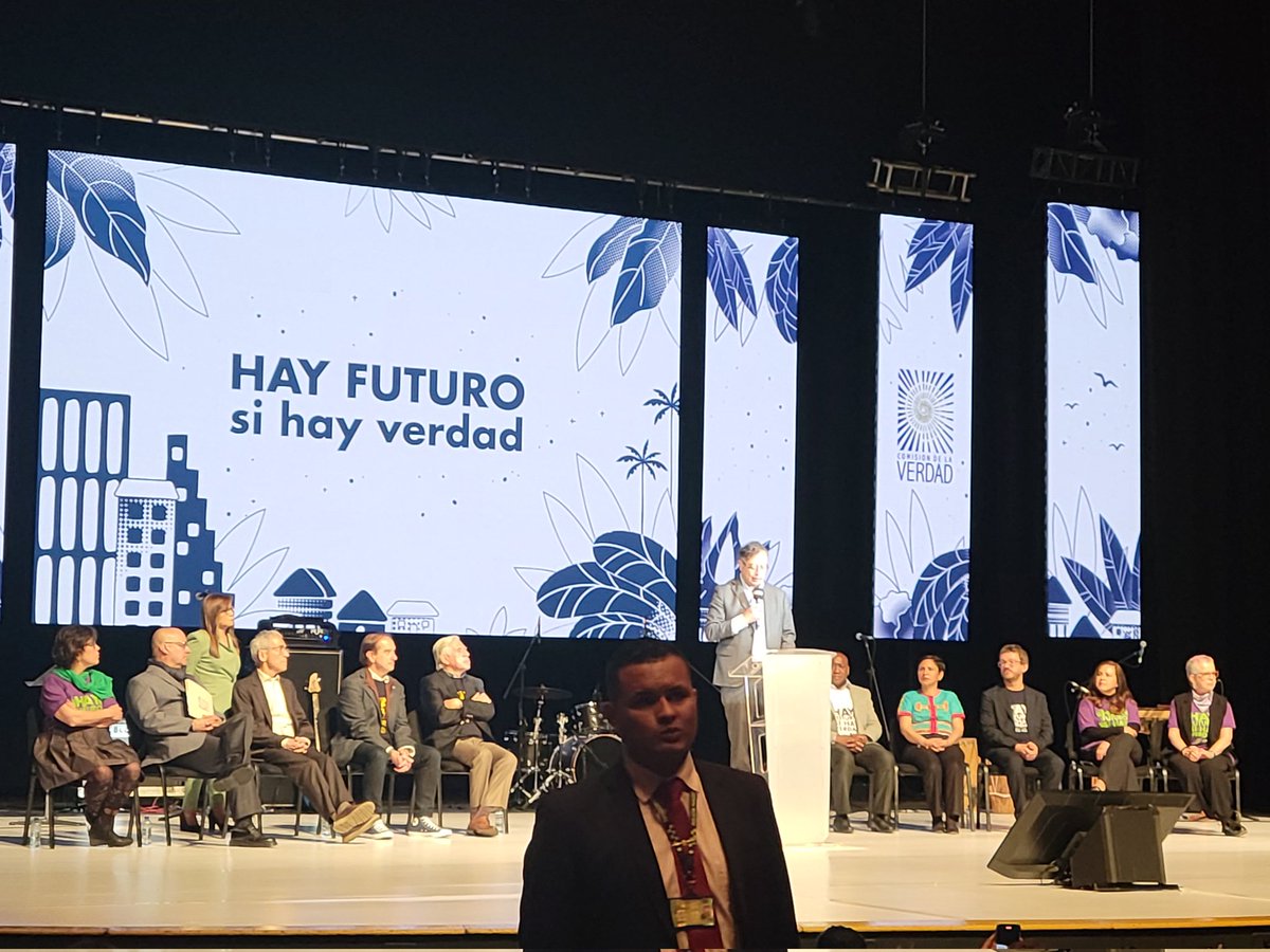 Estuve en la presentación de la Comisión de la Verdad: dolor e indignación. El acuerdo nacional tiene que retomar,ya, la construcción de la paz. Muchas heridas y rencores acumulados. Urgente la pedagogía que nos enseñe a respetarnos y que aprendamos a reconocernos como iguales.