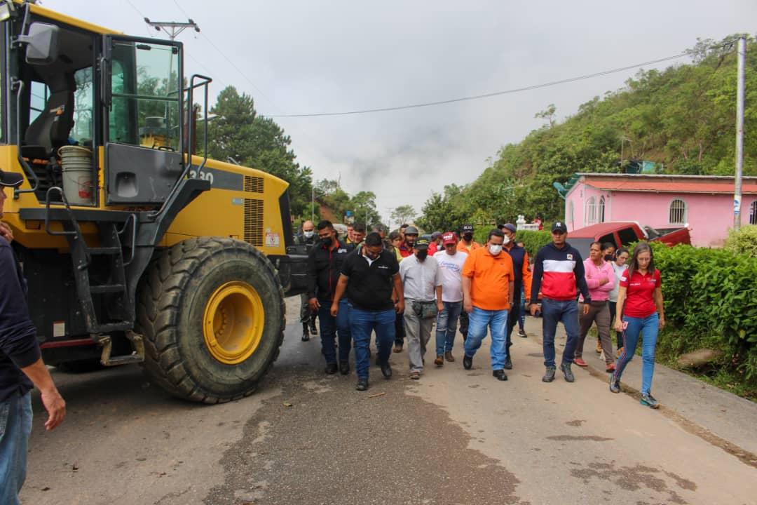 Gerardo4fPsuv's tweet photo. Hoy junto a mi equipo de trabajo, hicimos un recorrido para evaluar las afectaciones ocasionadas por las lluvias en la parroquia Santa Ana del municipio Pampán.

Nos mantenemos desplegados en labores de despeje, atentos y alerta en todo el estado a cualquier eventualidad. https://t.co/x5xScwW3P5