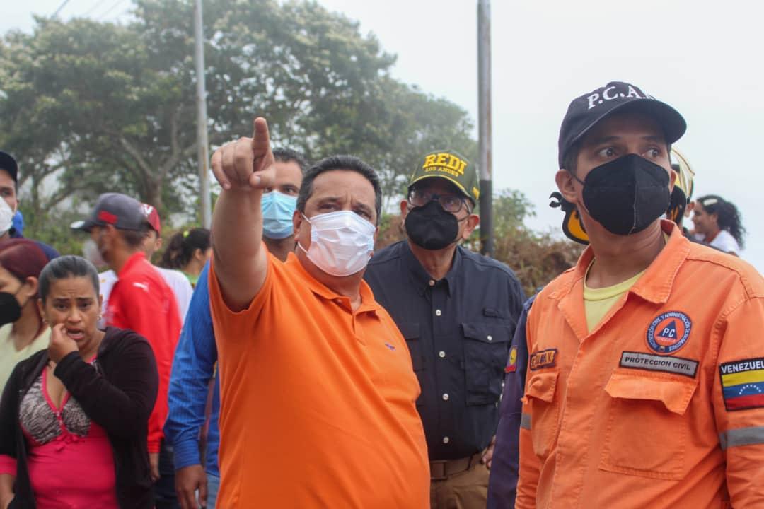 Gerardo4fPsuv's tweet photo. Hoy junto a mi equipo de trabajo, hicimos un recorrido para evaluar las afectaciones ocasionadas por las lluvias en la parroquia Santa Ana del municipio Pampán.

Nos mantenemos desplegados en labores de despeje, atentos y alerta en todo el estado a cualquier eventualidad. https://t.co/x5xScwW3P5