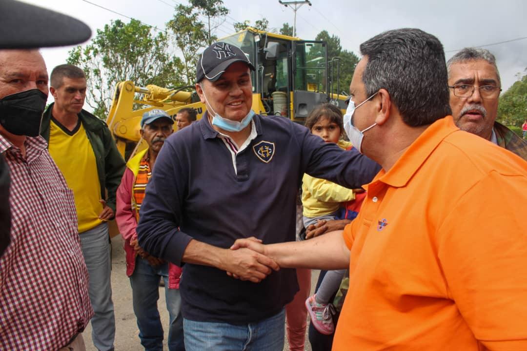 Gerardo4fPsuv's tweet photo. Hoy junto a mi equipo de trabajo, hicimos un recorrido para evaluar las afectaciones ocasionadas por las lluvias en la parroquia Santa Ana del municipio Pampán.

Nos mantenemos desplegados en labores de despeje, atentos y alerta en todo el estado a cualquier eventualidad. https://t.co/x5xScwW3P5