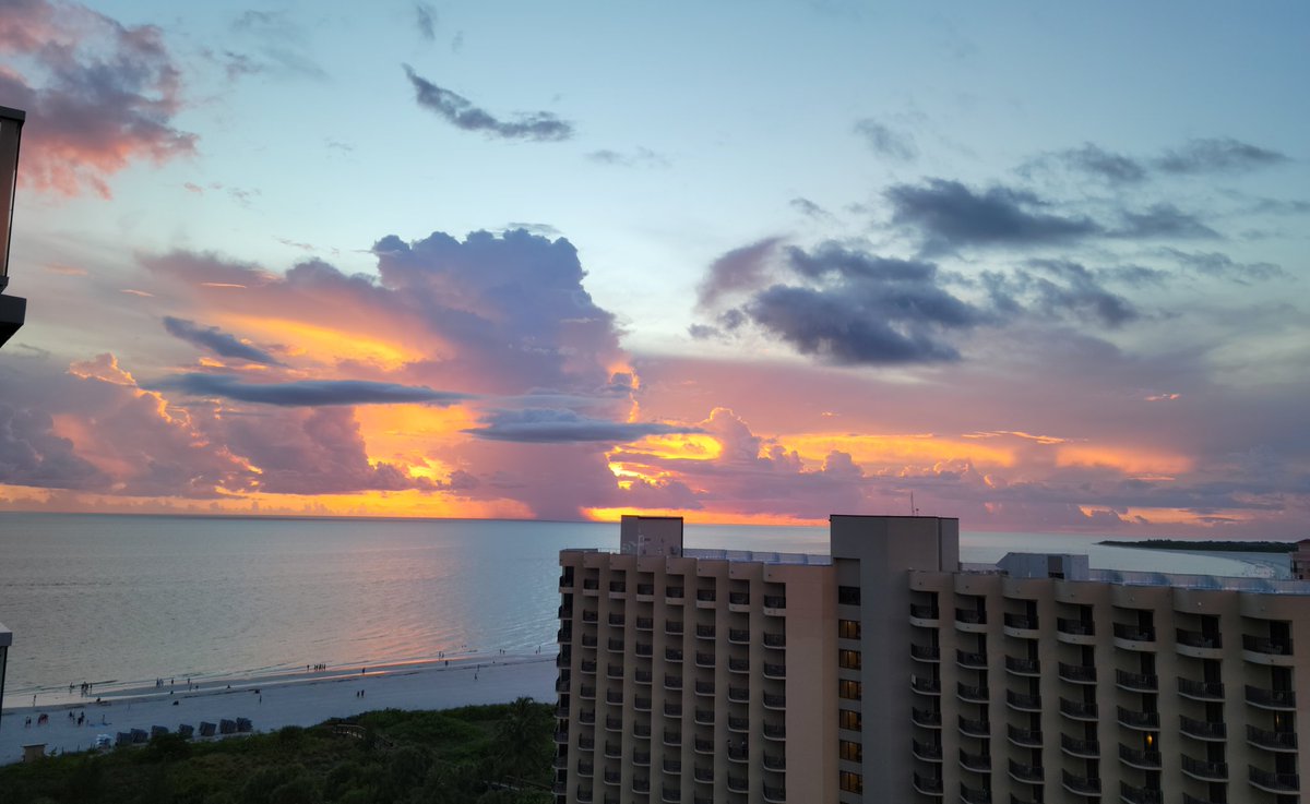 amysue45's tweet photo. Beautiful sunset on our last night in Marco #GodIsGreat https://t.co/9QIZwpoFPI