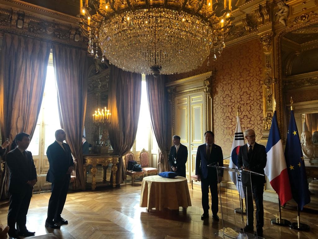 La France en Corée (@franceencoree) on Twitter photo 🇫🇷🇰🇷 A Paris, <a href="/franckriester/">Franck Riester</a>, Ministre délégué au Commerce extérieur et à l’attractivité, a remis les insignes de la Légion d’Honneur à M. Chey Tae-Won, Chairman de SK, en reconnaissance de sa contribution au développement de la coopération économique franco-coréenne. 🎖️ 🇫🇷🇰🇷 A Paris, <a href="/franckriester/">Franck Riester</a>, Ministre délégué au Commerce extérieur et à l’attractivité, a remis les insignes de la Légion d’Honneur à M. Chey Tae-Won, Chairman de SK, en reconnaissance de sa contribution au développement de la coopération économique franco-coréenne. 🎖️
