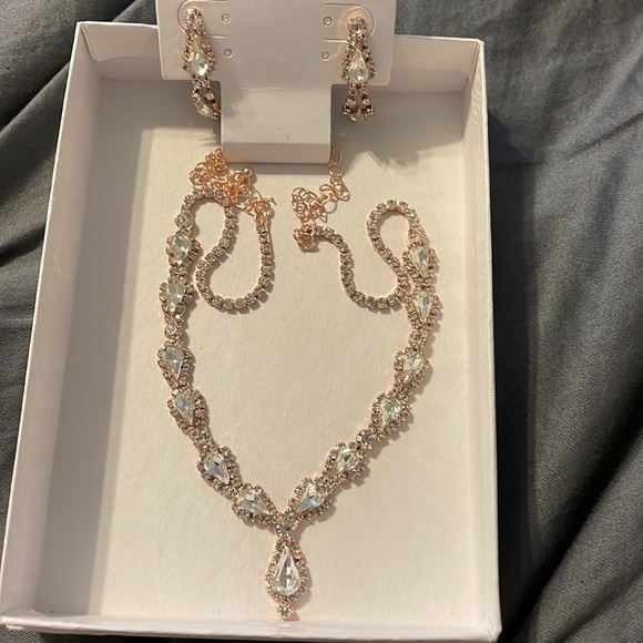 ShonelleBest's tweet photo. So good I had to share! Check out all the items I'm loving on @Poshmarkapp #poshmark #fashion #style #shopmycloset #dbstudio #olegcassini #maurices: https://t.co/1xSMDyYeVw https://t.co/pp7pHWewen