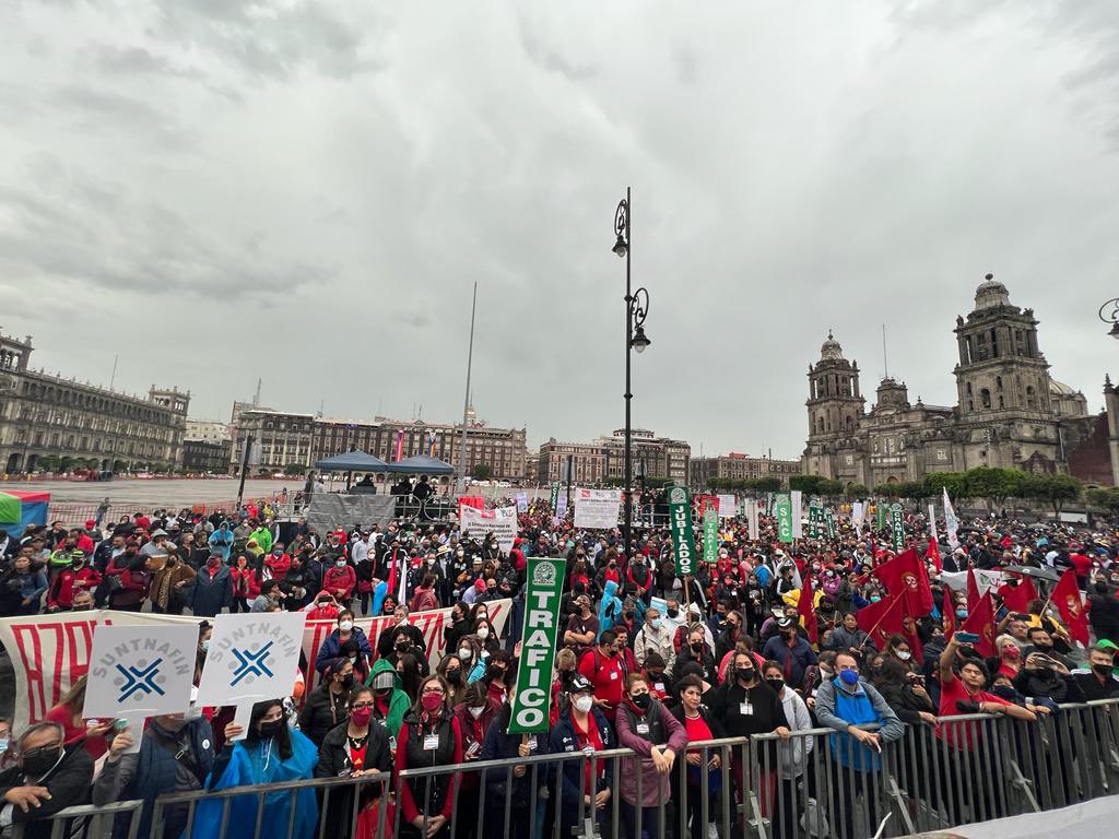 STRMnoticias's tweet photo. Hoy las y los @Telefonistas, realizamos una marcha mitin en toda la República Mexicana como parte de las acciones en defensa de nuestros derechos, encabezada por el Co. @HernandezJuarez 

#EnDefensaDelCCT #HuelgaEnTelmex #FuerzaSTRM #OrgullosamenteTelefonista #PorAmorAMéxico https://t.co/XiPkDSQo1i