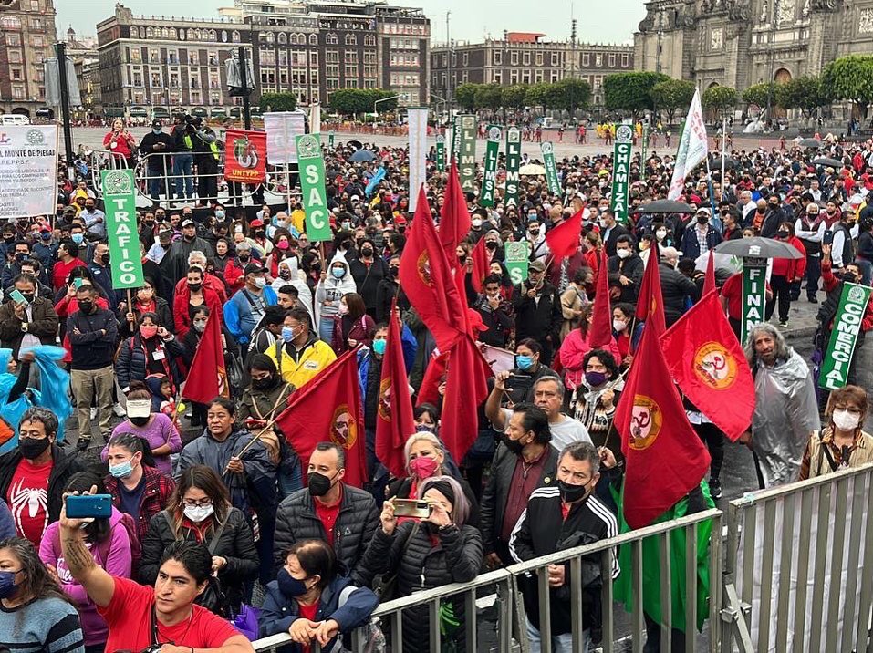 STRMnoticias's tweet photo. Hoy las y los @Telefonistas, realizamos una marcha mitin en toda la República Mexicana como parte de las acciones en defensa de nuestros derechos, encabezada por el Co. @HernandezJuarez 

#EnDefensaDelCCT #HuelgaEnTelmex #FuerzaSTRM #OrgullosamenteTelefonista #PorAmorAMéxico https://t.co/XiPkDSQo1i