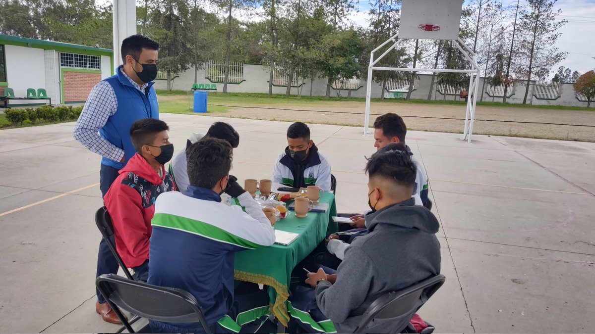 CbtPolotitlan's tweet photo. El día de hoy se trabajó con los estudiantes de tercer grado un #CafeLiterario,📚 espacio que permitió compartir experiencias y opiniones de varias literaturas así como representaciones de las mismas mediante guiones teatrales. 
#SaberParaCrecer💚🐺 💙 https://t.co/iziZGuzTAP
