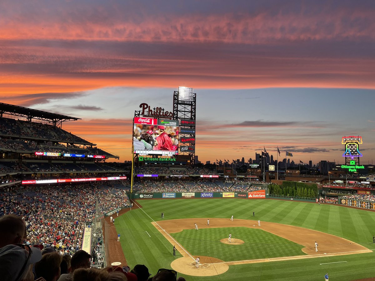 levy_emi's tweet photo. Omg… @Phillies #sunset gets better every minute that goes by @PhilliesCBP #RingTheBell https://t.co/ejepZ9xIW4