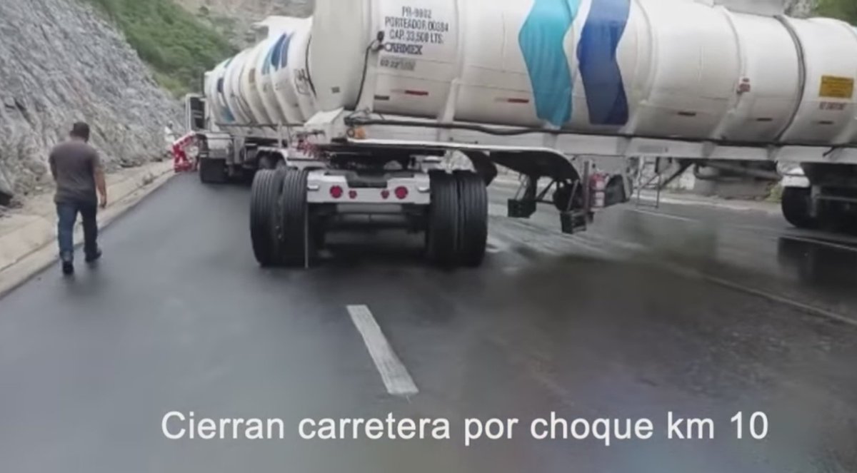 La tarde de este martes se cerró la carretera a #RumboNuevo en #CdVictoria #Tamaulipas al chocar un trailer doble remolque en el km 10 y donde el operador salió herido.
La unidad derrapo a causa de la leve llovizna que hay en la zona.
Con información de <a href="/FrepeMtz/">Freelance para La AP</a>