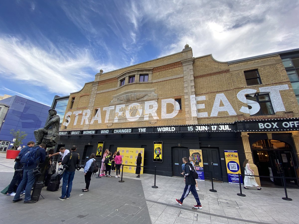 FrillyFishBooks's tweet image. Out and about yesterday seeing ⁦@FantasticallyGW⁩ and seeing old friends ⁦@KateisDrawing⁩ ⁦@arahodge⁩ Spectacular theatre, great songs, full of joy. 🤩🌟🤩🌟🤩