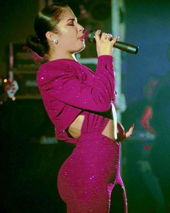 How common is it among musicians to get that close to the mic, or was that just a Selena Quintanilla