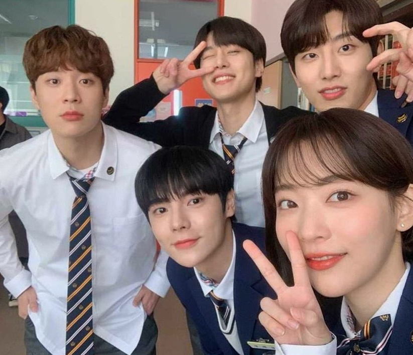 hubboyslove's tweet photo. 💥 ELES FORAM O MOMENTO! HOJE COMPLETA UM ANO DE #LIGHTONME!

O BL Coreano que conseguiu dividir o fandom em DOIS serviu uma produção impecável e um elenco de milhões, conquistando muitos e fazendo HISTÓRIA com um dildo! https://t.co/wCVisuIVmu