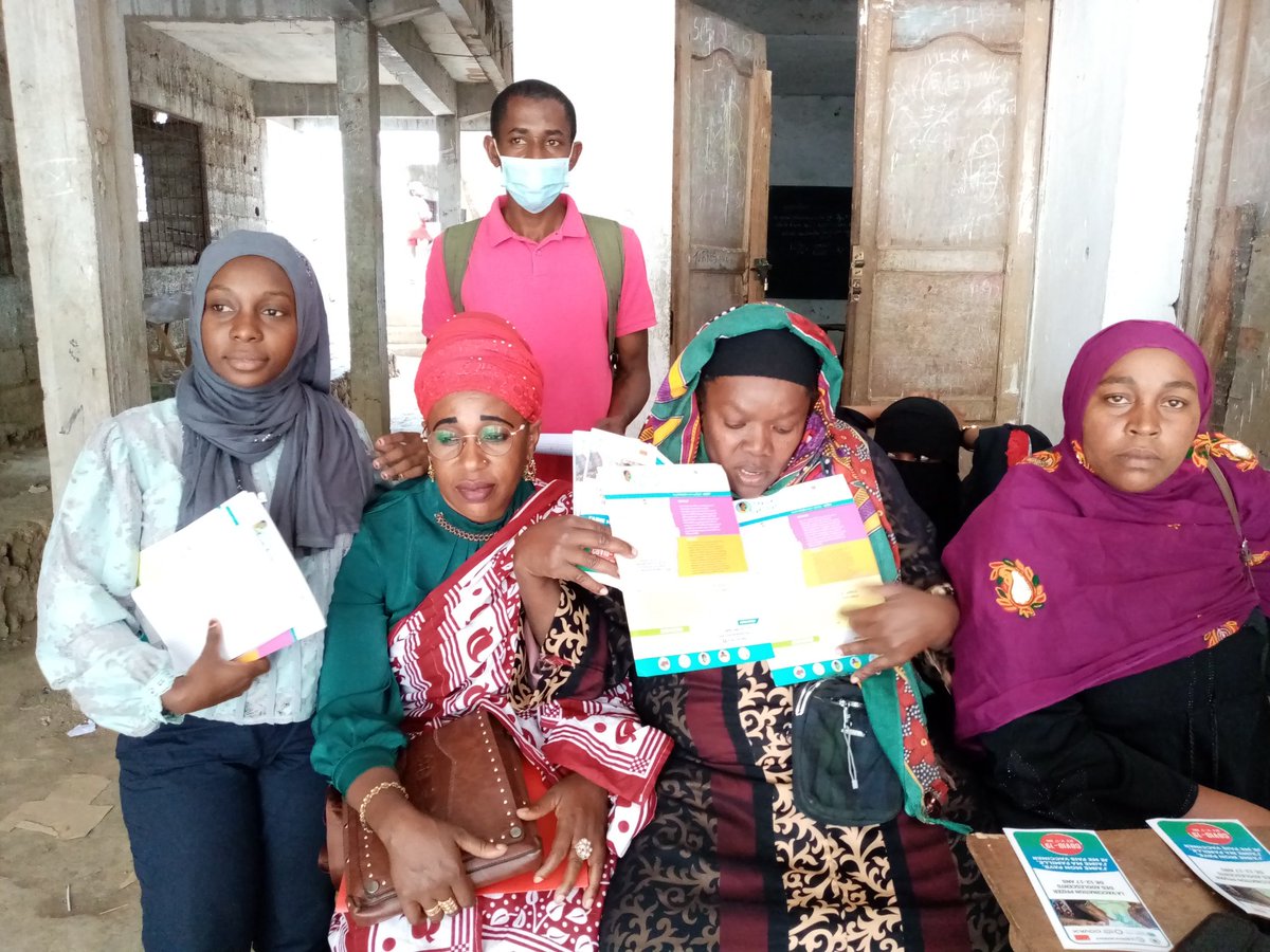 ChadyaHamadi's tweet photo. Supervision de la vaccination dans le district de Ouani à Anjouan, distribution de dépliants et d'affiches pour la sensibilisation contre la covid et la gestion des rumeurs autour du vaccin. Les comités villageois sont activement impliqués dans la mobilisation communautaire. https://t.co/XkfWSkVk2e