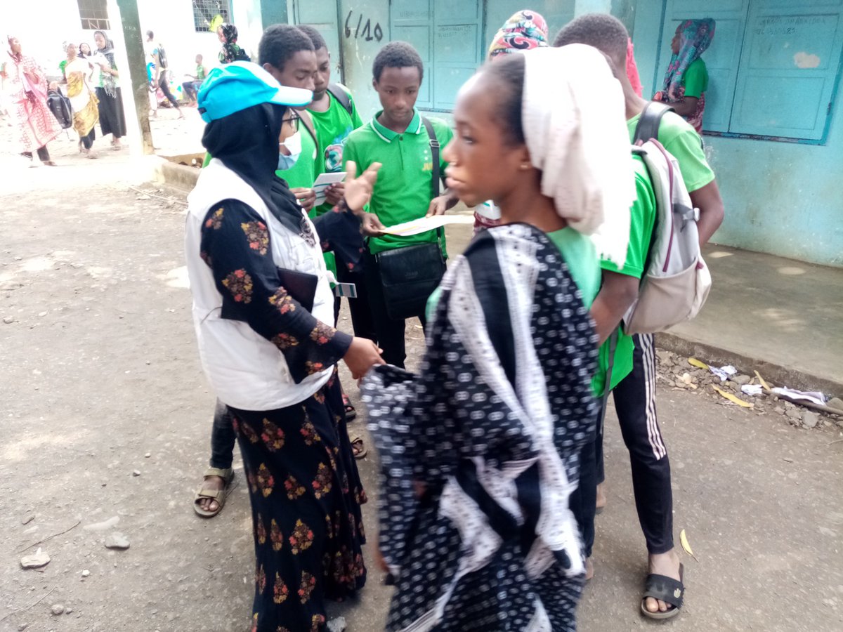 ChadyaHamadi's tweet photo. Supervision de la vaccination dans le district de Ouani à Anjouan, distribution de dépliants et d'affiches pour la sensibilisation contre la covid et la gestion des rumeurs autour du vaccin. Les comités villageois sont activement impliqués dans la mobilisation communautaire. https://t.co/XkfWSkVk2e