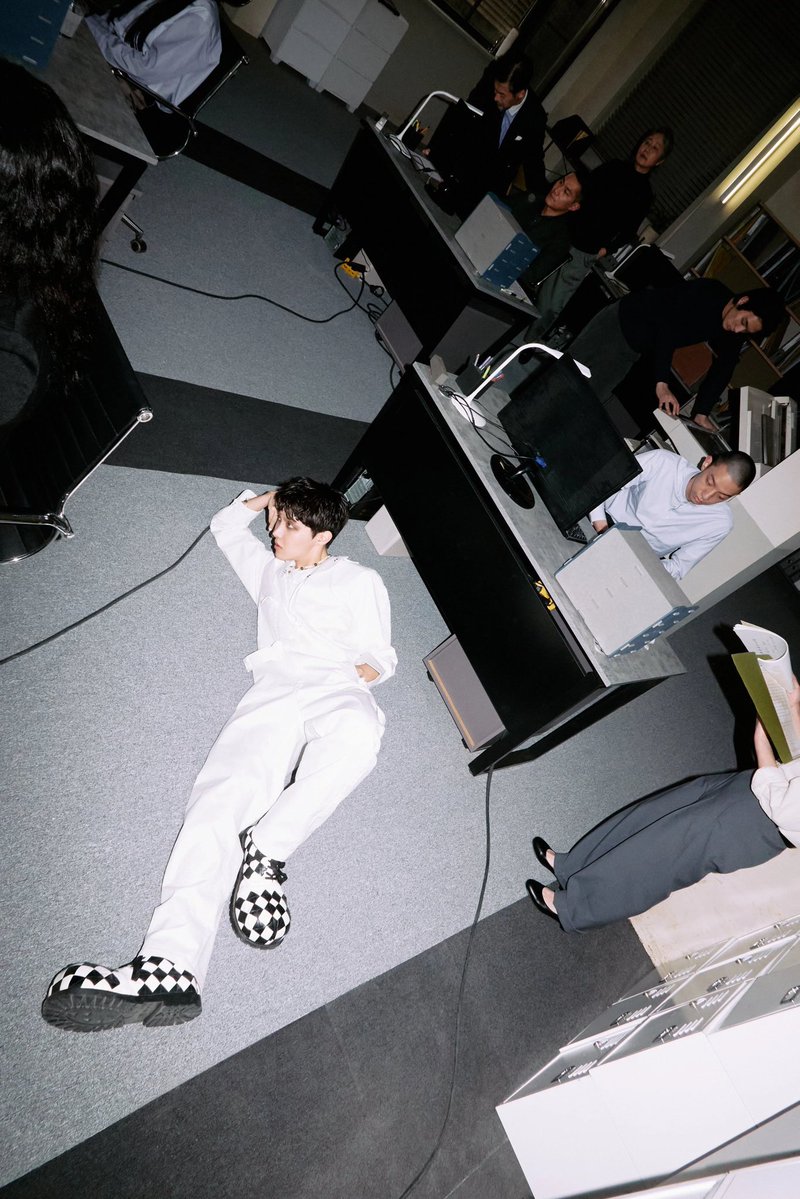 uarmyvibe's tweet photo. OMG, it's blurry, but I can read "경기지방경찰..(Gyeonggi Provincial Police) on the document. Hoseok is lying on the floor of a police office!!! https://t.co/Tp3P1WTH0s