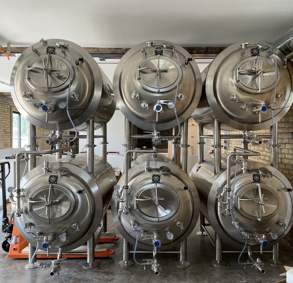 SERVING TANKS ARE IN PLACE!!! Making more progress!! ✅🍻🙌🏻
#brokenteebrewingco #buildingabrewery #brewery #beer #craftbeer #illinoiscraftbeer #illinoisbrewery #highwoodillinois