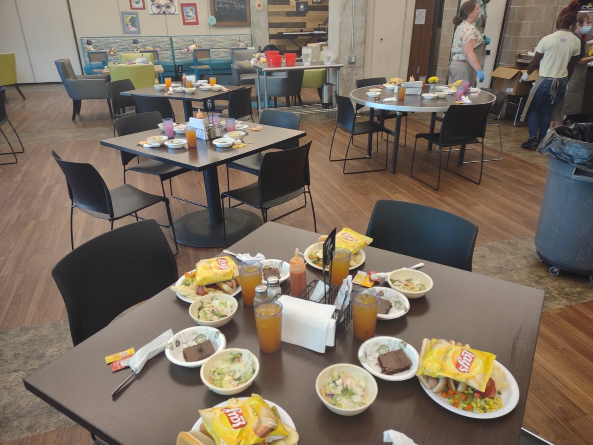 MusicCityTR's tweet photo. #TuesdayFunday so thankful for our team @OmniNashville feeding those less fortunate @roomintheinn been a long 25 months since the last time but we are all back in! #AtTheOmni #Servants #HelpThoseLessFortunate https://t.co/Lk6x7y3s8j