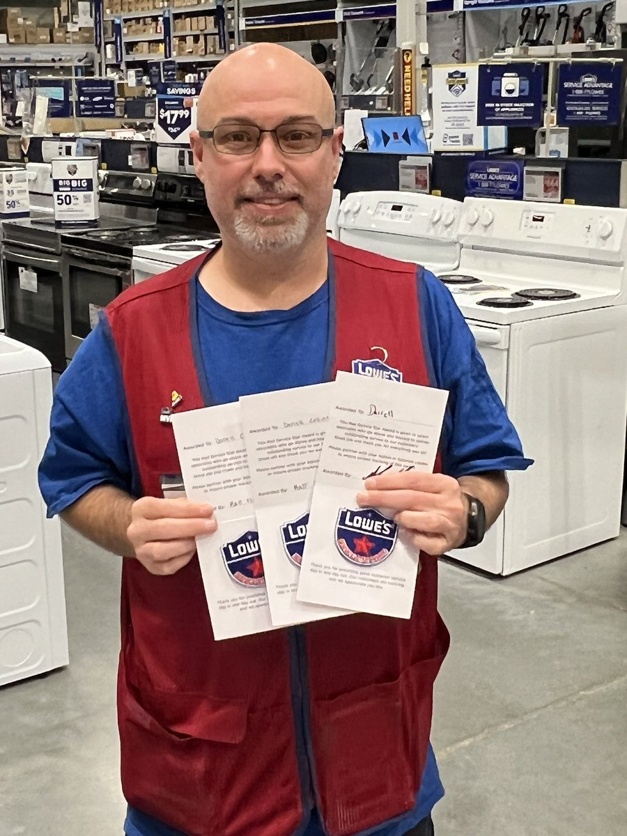MattFlippin2's tweet photo. This fine group of Specialists knocked it out of the park last week with their Credit and pipeline generation.  They also were mentioned on several 10/10 surveys!  Keep up the great work: Melissa, Gary and Darrell! @TracyKeyes1 @nmcmillan1369 @1369DMIS https://t.co/xlXI6JM8oL