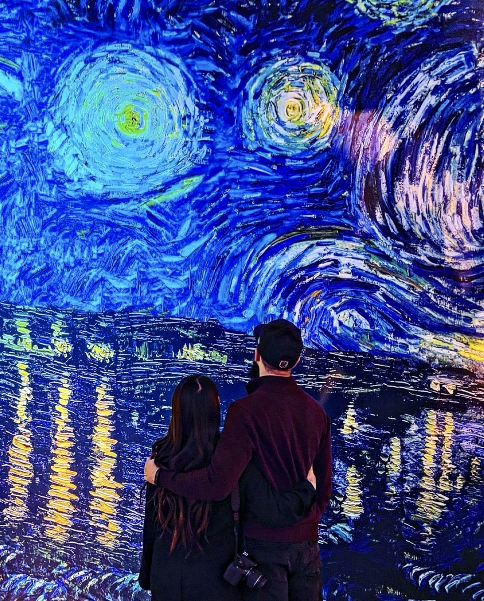 “Starry Night” backdrop + cute couple = picture frame moment 💙✨ 

Capture memories like this cute couple when you take your partner out to Lighthouse ArtSpace Pittsburgh 🌻 

Tickets: bit.ly/IVG-PIT

📸: instagram.com/lialarsen