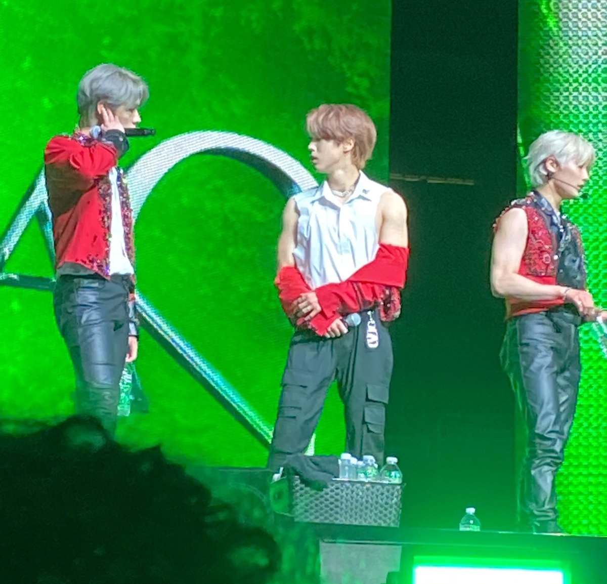 haetbitlinoring's tweet image. jisung looking at leeknow while being sleeveless PLEASE