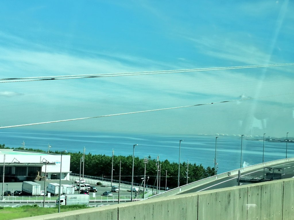 Team_MoJamOjA's tweet photo. 青い空なんか大嫌いだってた僕が
青い空の下、家族の為に汗だくで今日も仕事三昧
#BuleSkyComplex #hide #名鉄の車窓から #近況報告 https://t.co/18z0JbzLLJ