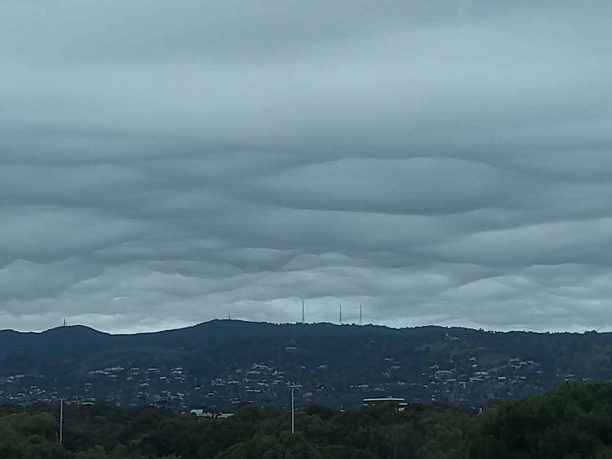 A nice example of ominous looking undulatus asperatus clouds, seen over the Mount Lofty Ranges this morning. Some scattered showers across the south of the State today, monitor the radar at ow.ly/Cti550JKbqm