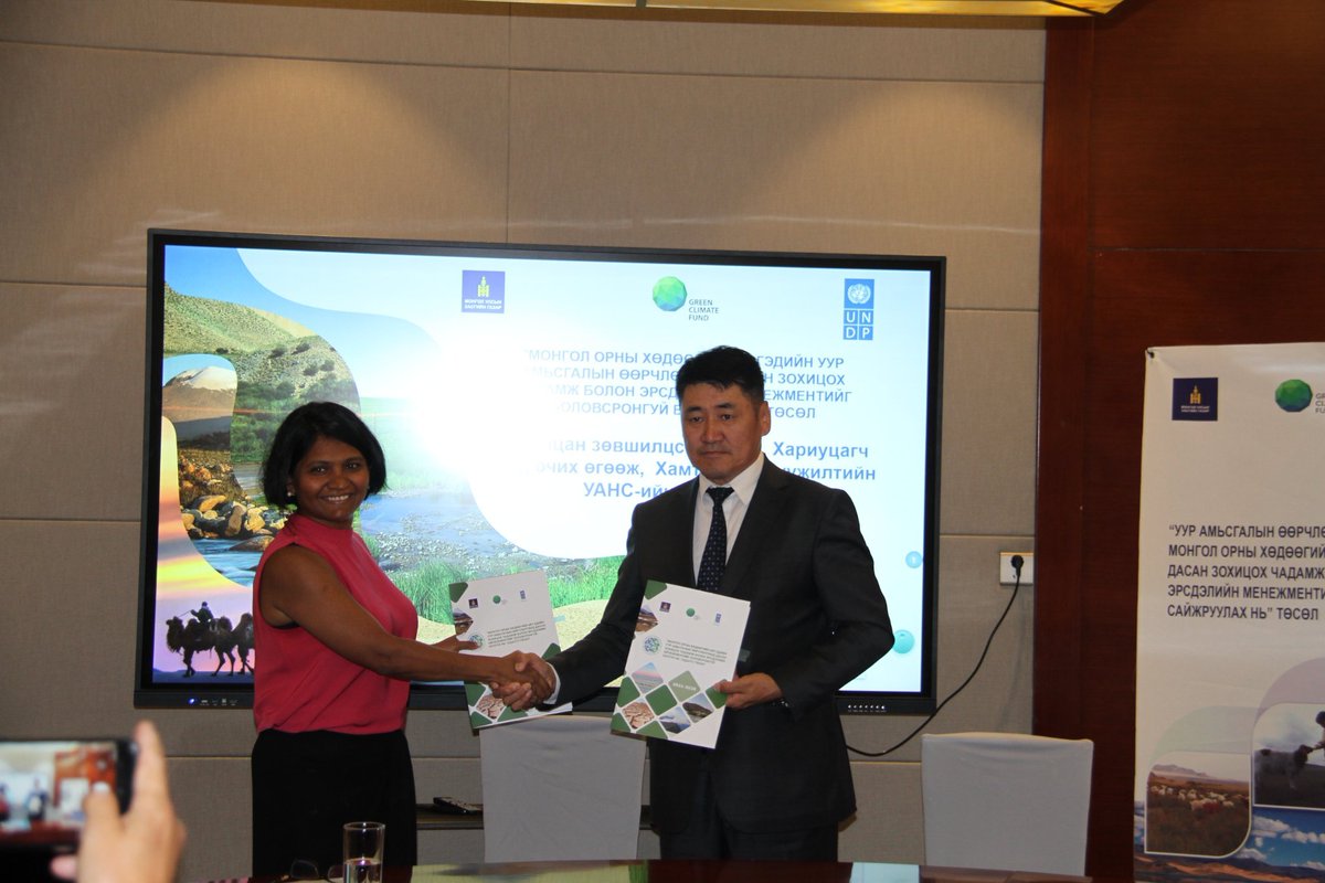 UNDPMongolia's tweet image. Уур амьсгалын ногоон сангийн санхүүжилттэй АДАПТ төслийн хүрээнд Ховд, Завхан, Дорнод ба Сүхбаатар аймгуудад усны сав газарт татмын ойн нөхөн сэргээлт, ойжуулалт хийх, онцгой байдлын үед хэрэглэх хадлан тэжээлийн агуулах барих ажлуудыг хамтран хэрэгжүүлэх гэрээ байгууллаа.