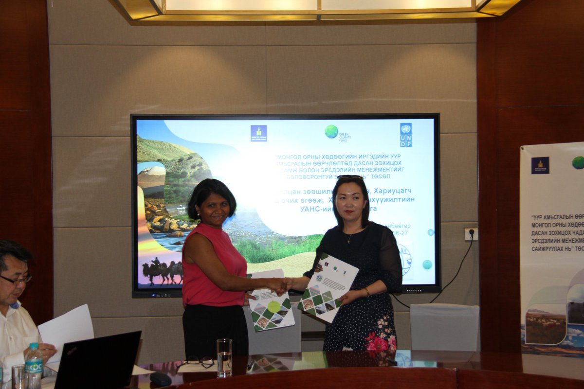 UNDPMongolia's tweet image. Уур амьсгалын ногоон сангийн санхүүжилттэй АДАПТ төслийн хүрээнд Ховд, Завхан, Дорнод ба Сүхбаатар аймгуудад усны сав газарт татмын ойн нөхөн сэргээлт, ойжуулалт хийх, онцгой байдлын үед хэрэглэх хадлан тэжээлийн агуулах барих ажлуудыг хамтран хэрэгжүүлэх гэрээ байгууллаа.