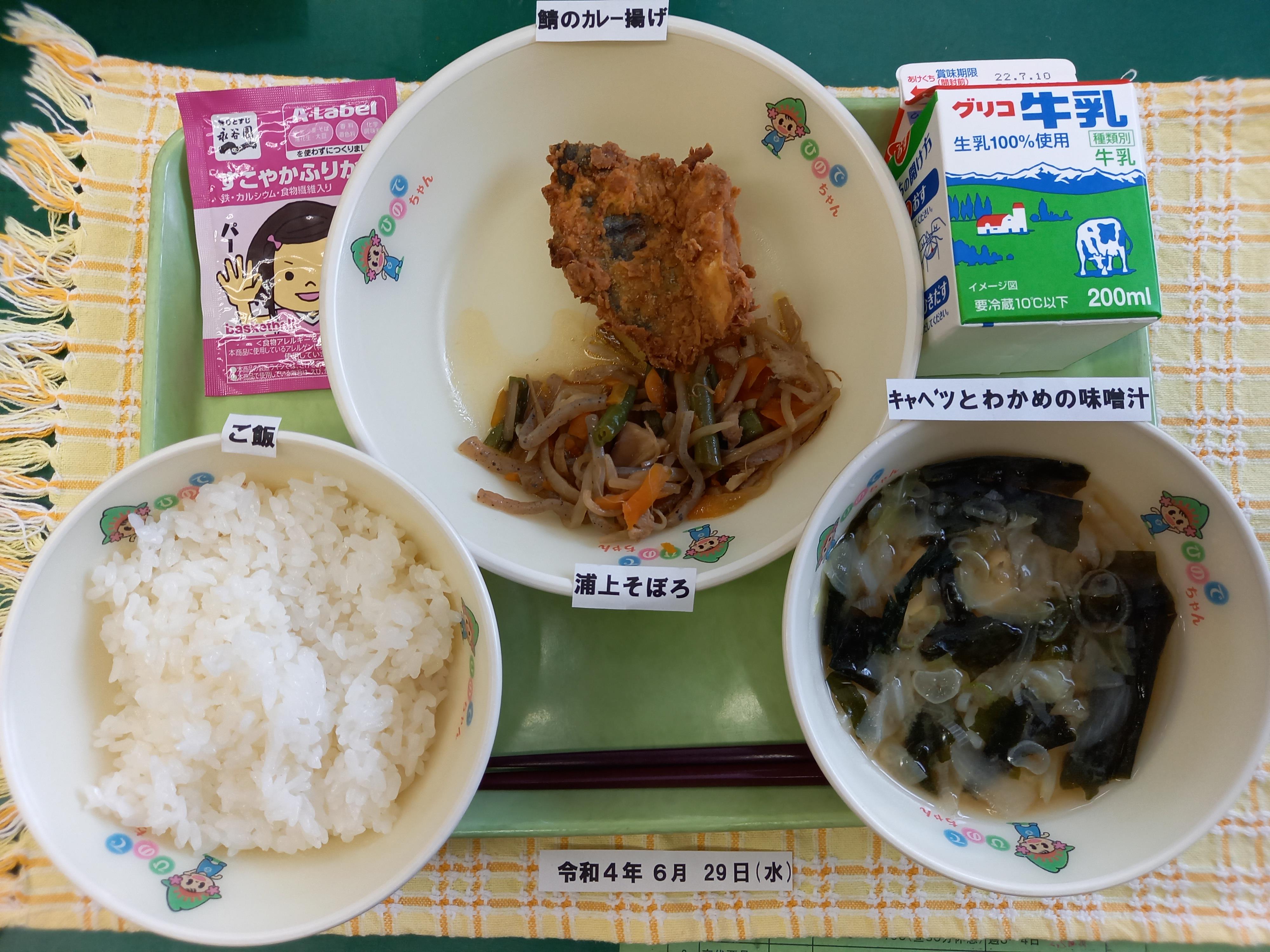 東京都日の出町 今日の小学校の給食メニューの浦上そぼろは長崎県の郷土料理です 名前にそぼろとありますが ひき肉が入っていません そぼろ とは長崎県の方言で 千切りの油炒めのことをいいます 素朴な味わいはご飯のおかずに最適で 親から子へ