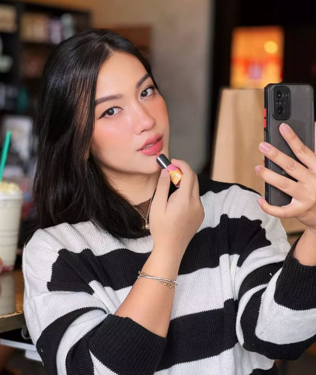 slaecosmetics's tweet photo. Girlllll! Look at that luscious lips 💋 Kombinasi Bloom This Way Powder Matte in code Classy Camelia dan Pink Tulip menghasilkan style Ombre Lips yang menggegar jiwa 😘
#SlaeCosmetics #MakeupMalaysia #FYP https://t.co/hPDDJU3QMY