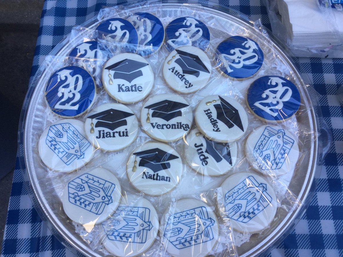 SYD_books_LDSB's tweet photo. A beautiful night for graduation @SydenhamPS_LDSB #outdoorgrad #offtonewadventures 💙🎓@chungma_LDSB https://t.co/SxtY5xu0y1