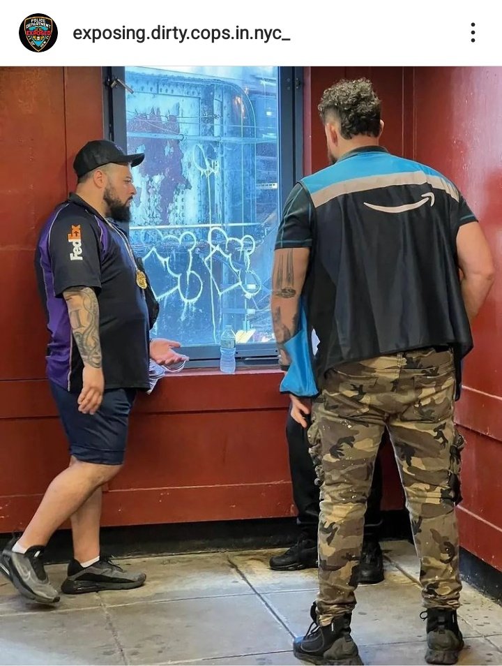 Copwatcher <a href="/Copwatch_CPU/">Exposing Dirty Cops In NYC</a> spotted NYPD cops disguising themselves in FedEx &amp; Amazon uniforms. instagram.com/p/CfXnoqCMdmXm…
