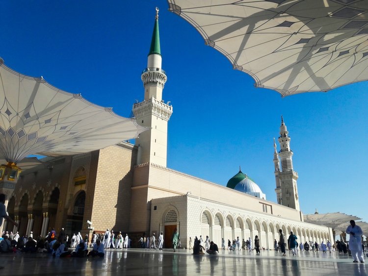 TheFinalMessen1's tweet photo. @muftimenk Allah swt and his Beloved ﷺ ‘s love are without borders and limits. You are loved by them so dearly, and always will be. https://t.co/tB7OZJZOsz