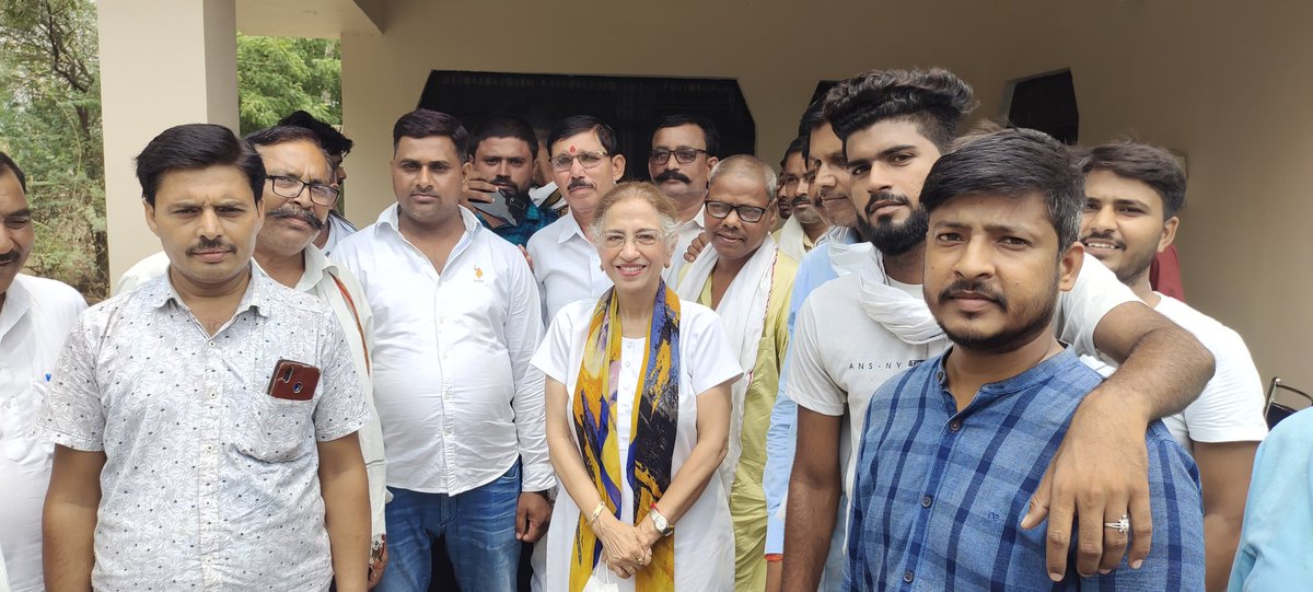 ANKITYA76226530's tweet photo. उन्नाव जिले की पूर्व सांसद व मेरी अभिभावक दीदी अन्नू टंडन जी का घर में आगमन हुआ,
इस दौरान क्षेत्र के सभी सम्मानित लोग मौजूद रहे।।
😊🙏  @AnnuTandonUnnao @yadavakhilesh @RahulShivGanes3 @udayrajunnao @AnkitParihar9 https://t.co/oSf6GdNfGO