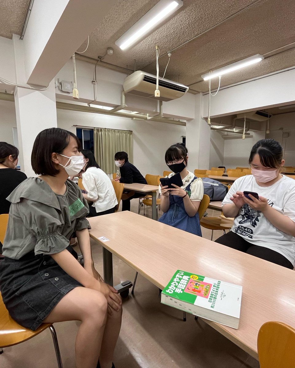 sunflower_32's tweet photo. 今回の企画担当は元部長のさきさんと現部長のたくやさんの部長コンビでした！✌️

内容は、①サイレント手話授業②大学あるあるを手話にしてみよう③手話予想・創作でした！

手話予想・創作では、ビタミンやポカリなどの手話を、グループごとに予想したり創造したりしました！ https://t.co/RwdIC5UDmz