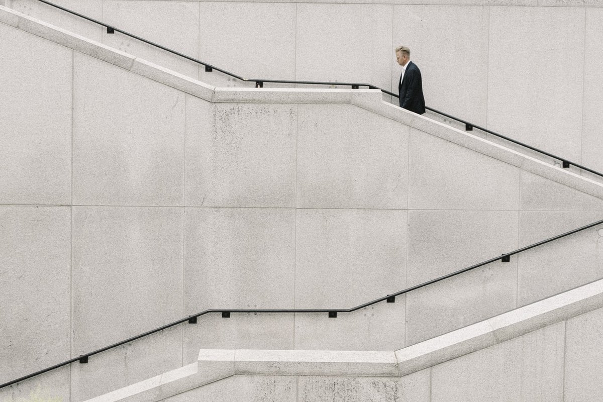 Publieke dienstverlening: #professionals moeten meer ruimte krijgen hun werk fatsoenlijk te doen. Soms moet je daarvoor buiten de lijntjes kleuren, zegt <a href="/Jacqvlangeraad/">Jacq van Langeraad</a>. Lees verder: vcp.nl/meer-professio…