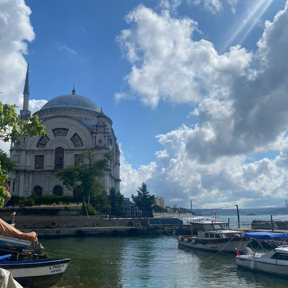 Dolmabahçe Bezmialem Valide Sultan Camisi’nin önüne yapılan kaçak yapı, İBB'nin girişimiyle kaldırıldı.