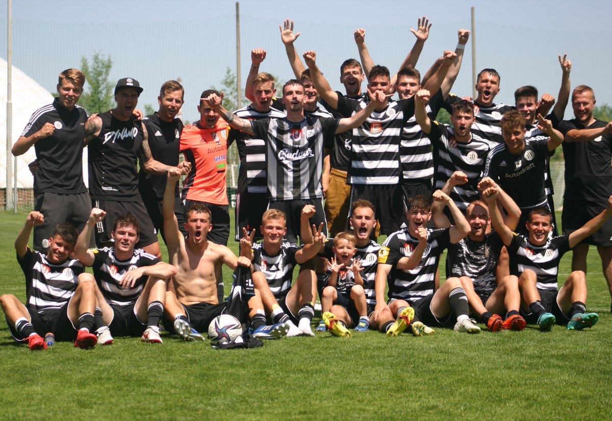 SK_Dynamo_CB's tweet photo. Skvělá zpráva pro celý klub! 🖤🤍 Náš B-tým využil pozice prvního náhradníka a postupuje z Divize A do třetí nejvyšší soutěže! V příští sezoně tak bude nastupovat v ČFL skupiny A. 👏👏 

Celý článek ➡️ https://t.co/SYkeslzPw9 https://t.co/2Taz50nftS