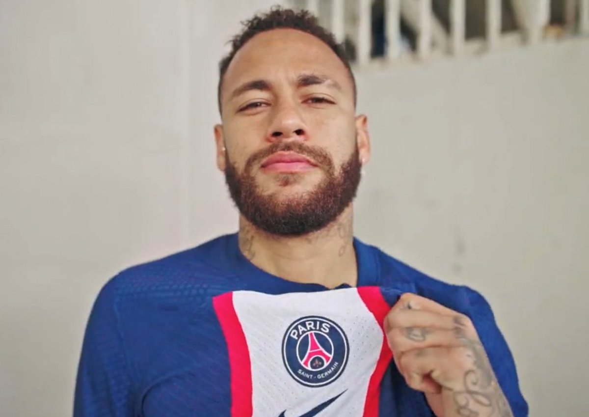 psgcommunity_'s tweet photo. 🔴🔵 Alors, on valide ce nouveau maillot ou pas ? #PSG 

Qui va l’acheter ? 🤑 https://t.co/ApeYukZD1q