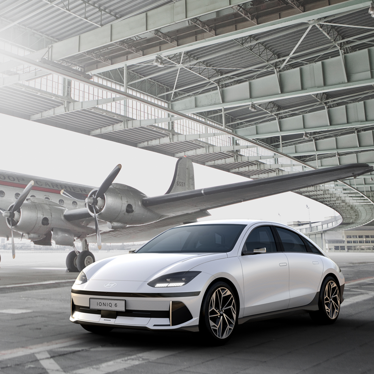 HyundaiEurope's tweet photo. It's here. The Electrified Streamliner IONIQ 6 is an emotional convergence of functionality and aesthetics.
Customer-centric values were put first in this distinctive streamlined design, making the IONIQ 6 a mindful cocoon in the city of the EV era.
https://t.co/KEESSTkDKQ https://t.co/IiktM7afG5