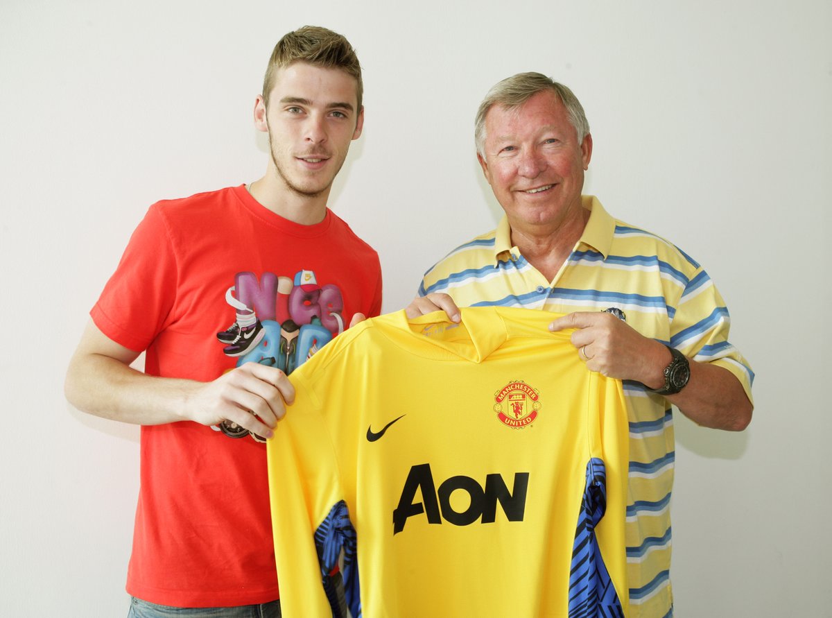 🇪🇸🧤 De Gea signed for Manchester United, on this day in 2011 

#UEL…