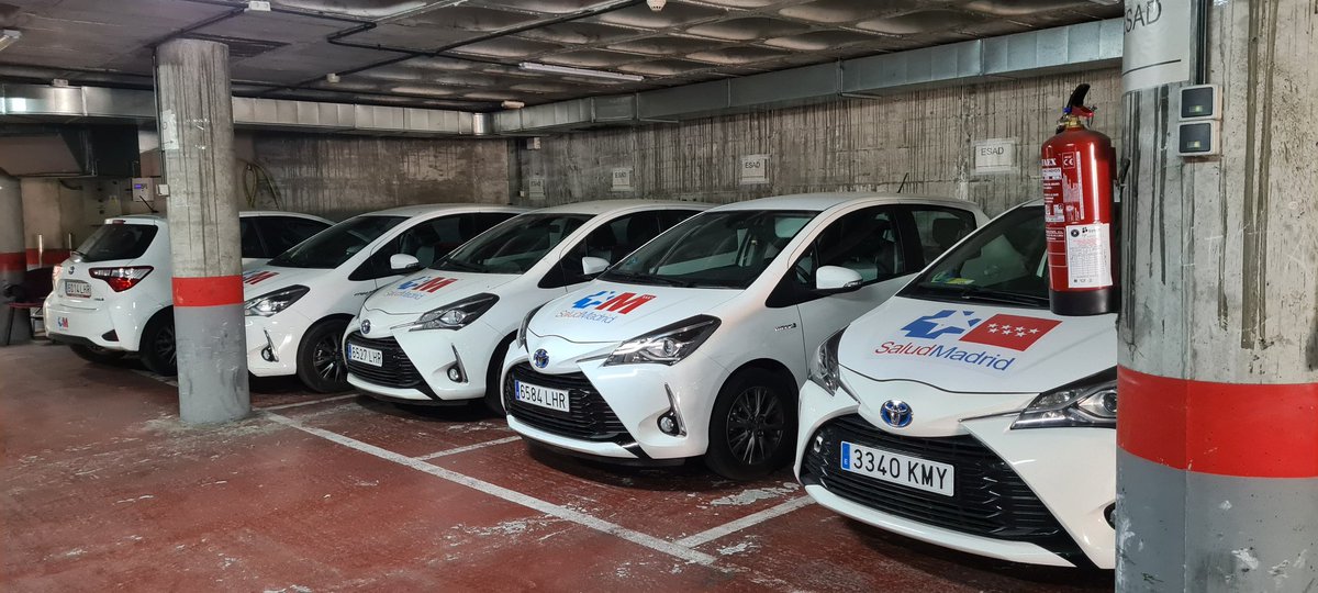 ElenaLogrono's tweet photo. @JMDmoratalaz en el CS Arroyo Media Legua seguimos sin isletas de vado. La placa de vado es muy vieja y apenas se ve. Nos aparcan constantemente en la puerta y no podemos salir con los coches oficiales. ¡Por favor, Isletas de Vado urgente! @MADRID @SaludMadrid https://t.co/o2kDwtYQZA