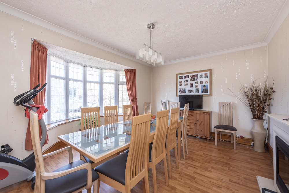 WINKWORTH_Beac's tweet image. 𝐅𝐎𝐑 𝐒𝐀𝐋𝐄 - Guide Price £650,000 #hughendenvalley
Set in a popular village location, this deceptively spacious, extended chalet style bungalow provides flexible and well-presented accommodation over 2 floors.
🛏️ 3 bedrooms
🛋️ 3 reception rooms
☎️ 01494 677978