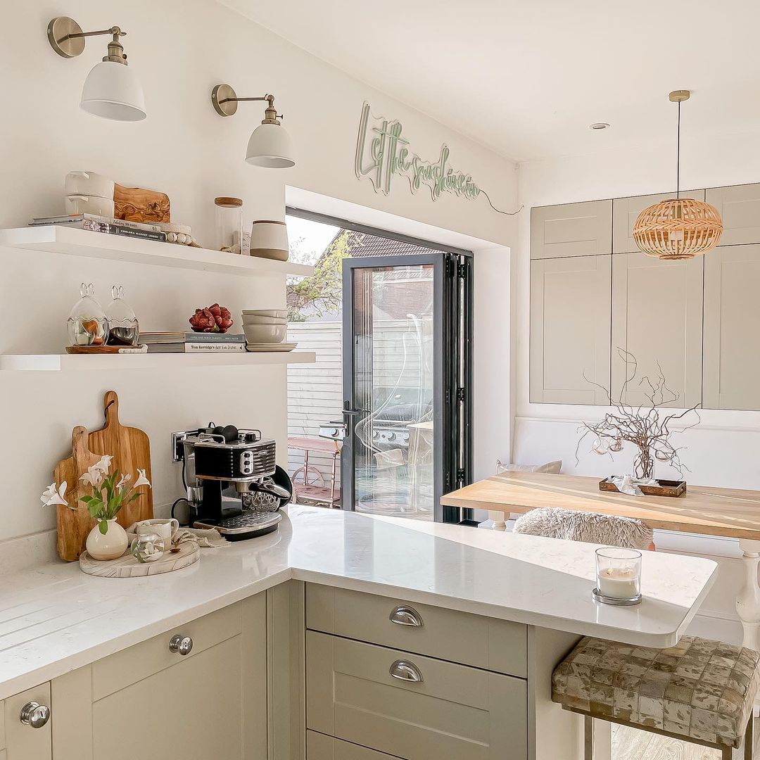 The kitchen is the perfect place to spend your time on bright mornings. It's the time where you can take a purposeful pause to prepare yourself for the rest of the day. How do you spend mornings in the kitchen? 📸: @ohsokel 🔍 Soho in Pebble Path #MyMagnetKitchen